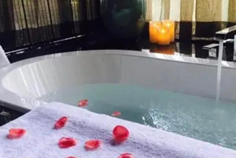 深圳坪山区水疗池中的失重冥想：当身体学会漂浮